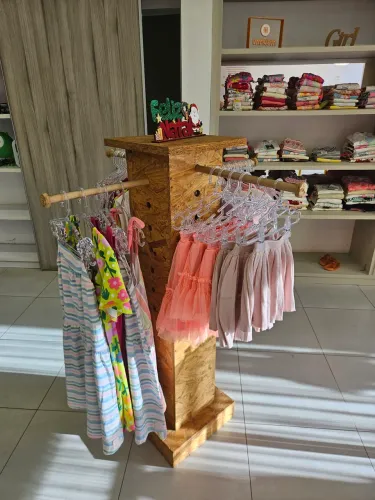 Arara de chão para exposição