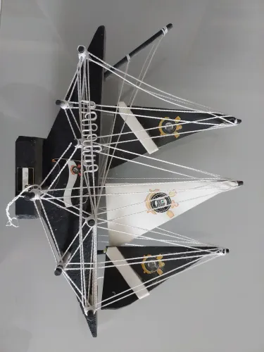 Navio de Vela Decorativo em Madeira