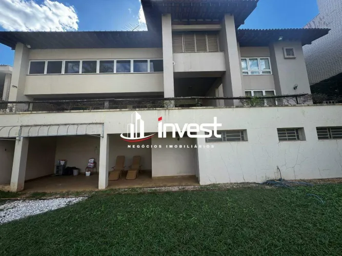 Casa mercês com 5 suítes, piscina, quadra, bar e garagem para 4 carros.