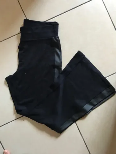 Calça preta com detalhe lateral