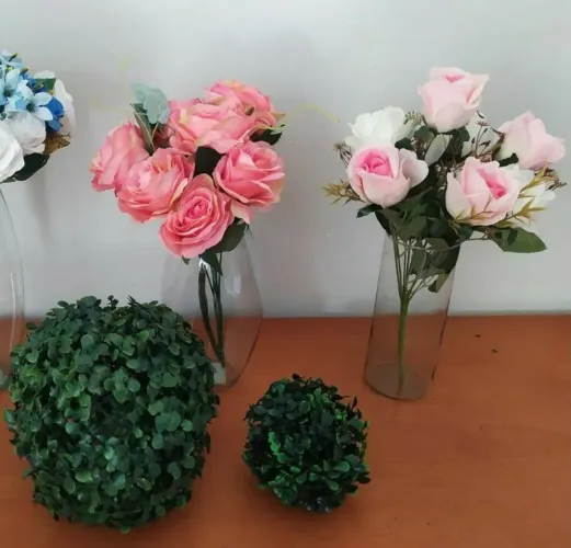 2 Buquês de flores Artificiais + 2 Buchinhos