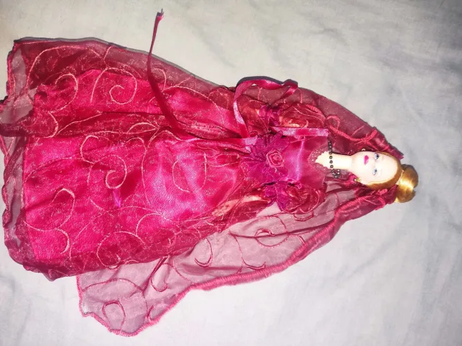 Boneca de Coleção em Vestido Vermelho Gala