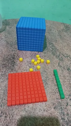 Cubos auxiliadores de Matemática 