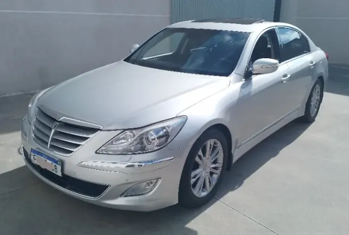 Hyundai Genesis 3.8 V6 2013 com apenas 86.000 km