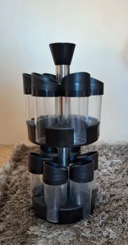 Porta Temperos Giratório em acrílico com 12 porta condimentos.