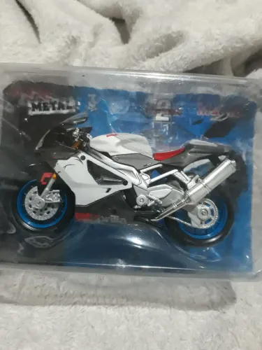 Moto Aprilia RSV4 - Miniatura de Metal