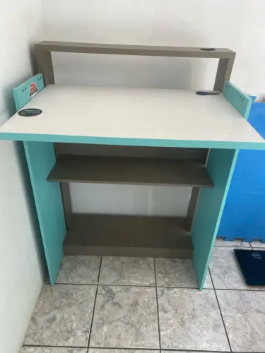 Escrivaninha com Prateleiras - Design Moderno