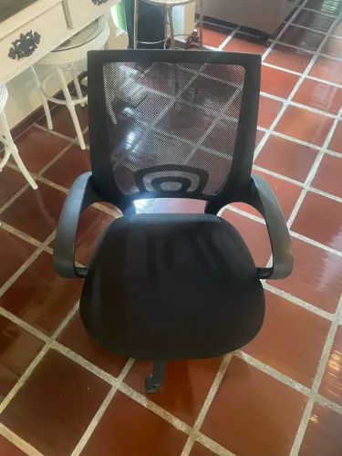 Cadeira de escritório confortável, tela mesh e regulagem de altura