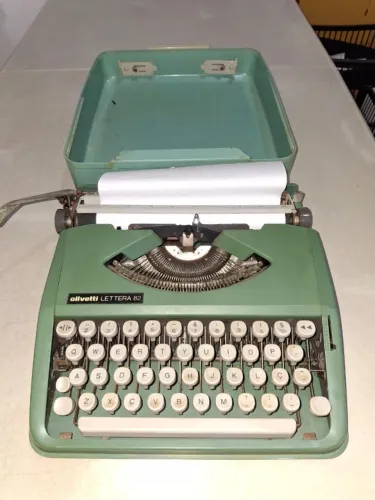 maquina de escrever olivetti lettera 82