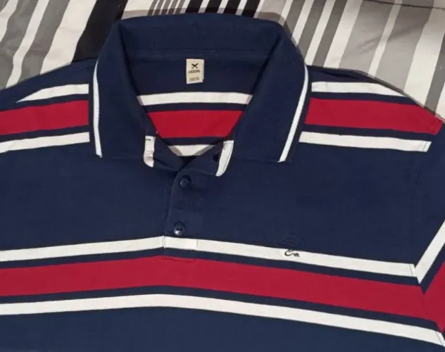 Polo Hering Azul Marinho, com vermelho e branco