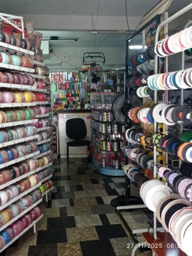 VENDE-SE UMA LOJA DE ARMARINHOS COMPLETA A 10 ANOS NO LOCAL
