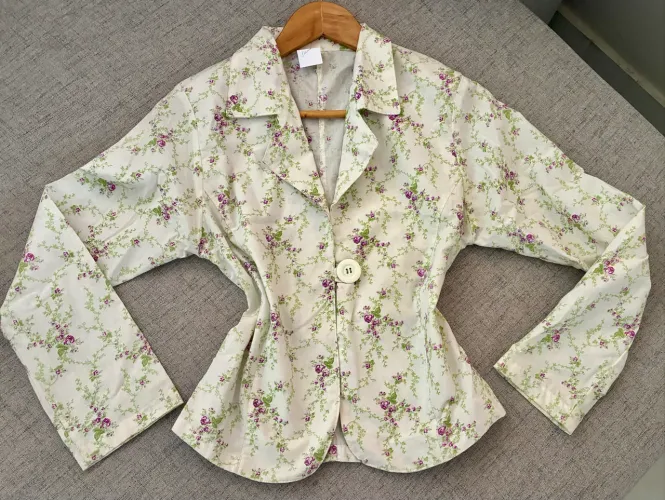?Jaqueta de botão floral TAM M veste 38/40 (nova) estampa delicada. Veste super bem