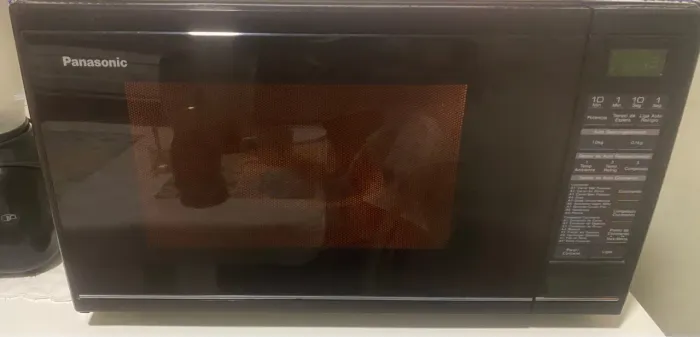 Micro-ondas Panasonic grande 30L com pouco uso em promoção
