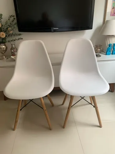 Cadeiras brancas Eames Eiffel