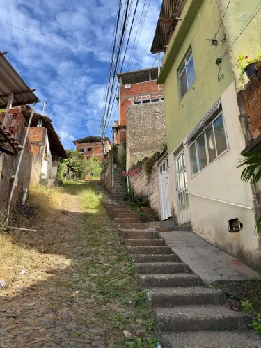 Casa com três pavimentos para venda no bairro Betânia em Viçosa -MG.