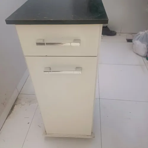 Armário pequeno usado