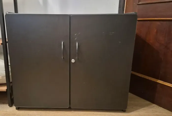 Armário de escritório com portas e prateleira preto