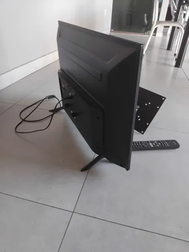 Vendo TV Philco, 32", em perfeito estado de conservação, com suporte flexível de parede.