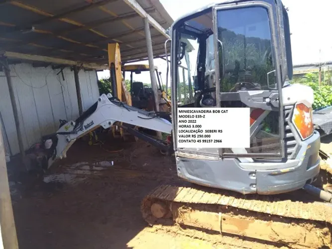 MINIESCAVADEIRA BOBCAT MODELO E35Z