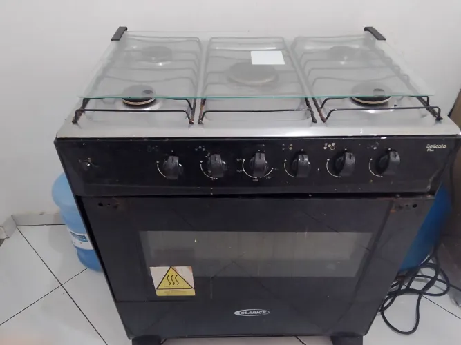 Vendo um fogão tudo funcionando elétrico tbm as  bocas todas focionando 