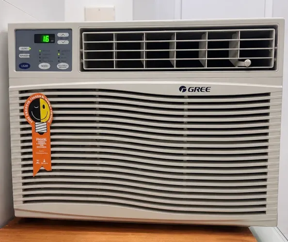 Ar-condicionado Gree 10.500BTUs 110v - Em pleno funcionamento, gelando perfeitamente.