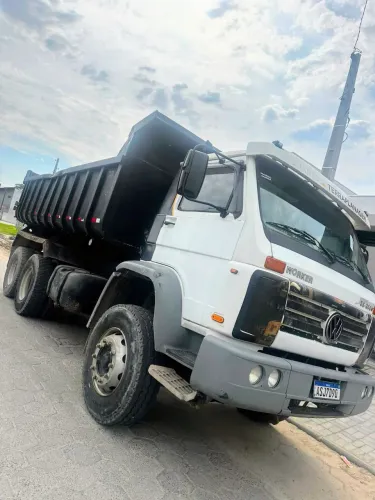 Caminhão caçamba pronto pro trabalhoc