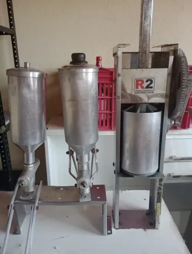 Máquina de modelar churros + 2 doceiras e 1 suporte para as doceiras 