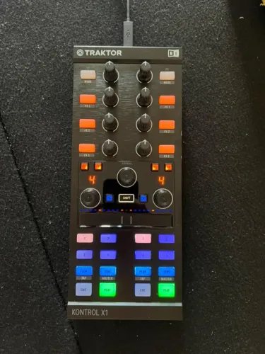 Vendo Controladora Traktor Kontrol X1 MK2 + Bag UDG + caixa 