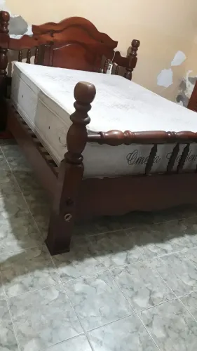 Cama de casal em madeira maciça.(somente a cama)