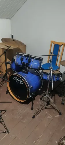 Bateria acústica.