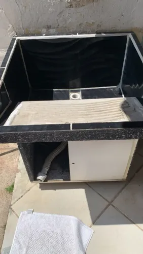 Tanque com gabinete embutido para lavanderia