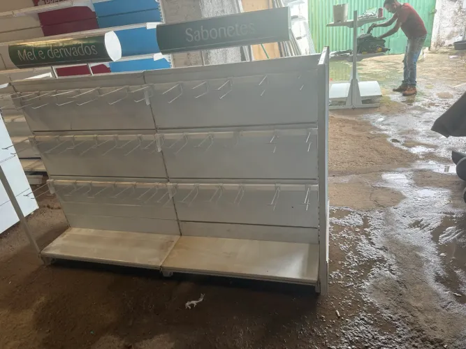 Gôndolas para farmácia 