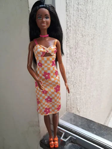 Boneca barbie fechionista morena da Mattel. Produto em ótimo estado de conservação.