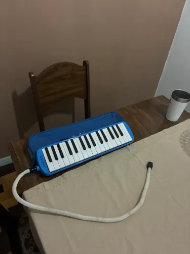 Está é uma Escaleta da marca Andaluz, modelo FT37K da cor azul 