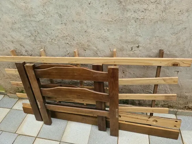 Cama de solteiro -- (Obs.: Longarina lateral quebrada)