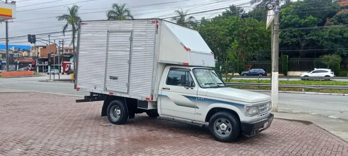 Vendo ou troco caminhonete A20 baú GNV alcool