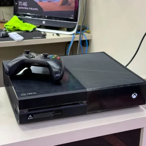 CONSOLE XBOX ONE FAT 500 GB 2 CONTROLES + HEADSET + 2 JOGOS DE BRINDE