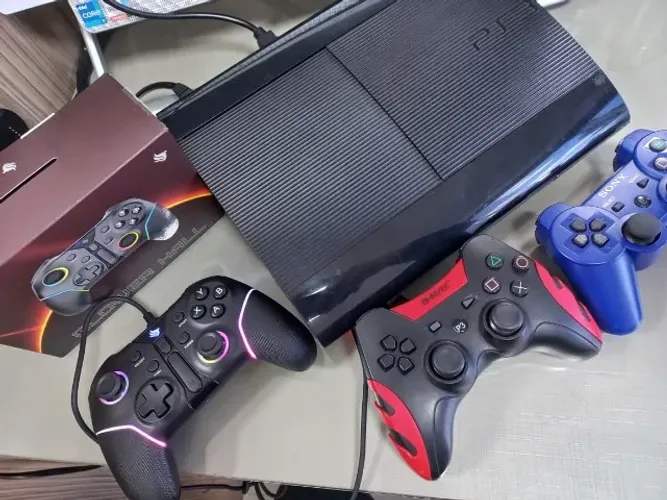 PS3 super slim Desbloqueado com jogos 3 controles