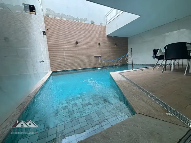 Sobrado de 3 dormitórios, 4 vagas e piscina no condomínio Villa Verde !