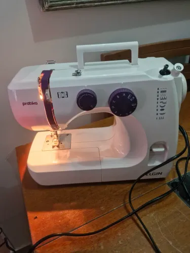 Máquina de costura Elgin pratika 127v 