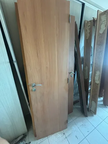 Conjunto de portas com batentes e alizares