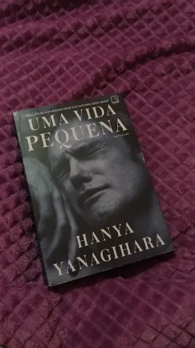 Livro uma vida pequena semi novo