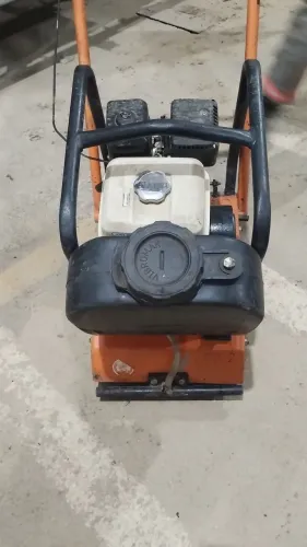 Placa vibratória
