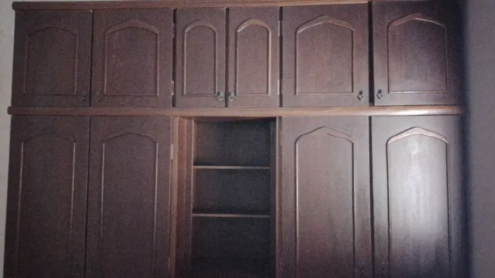 Vende-se um guarda-roupa de casal semi-novo.