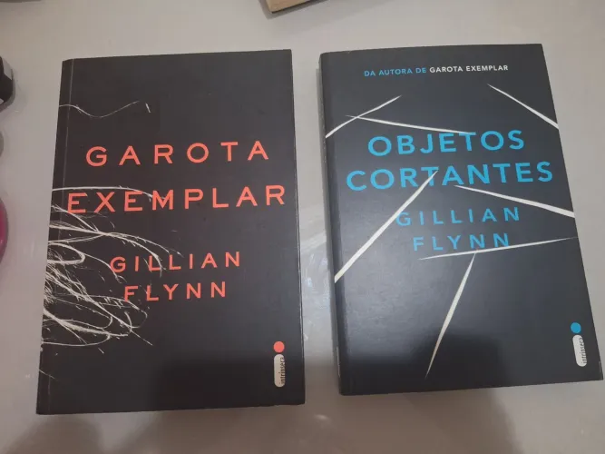 Garota exemplar e objetos cortantes, de Gillian Flynn