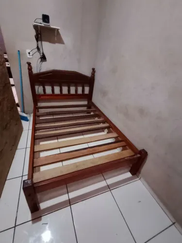 Vende-se uma cama de casal de madeira