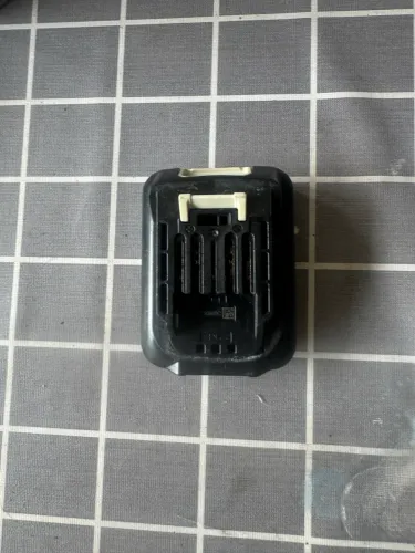 Carregador makita modelo dc10sb com uma bateria 