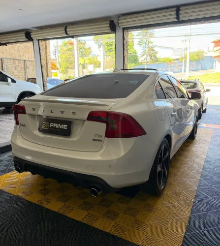 Volvo S60 T-5 R-design 2.0 240cv 4P 2014