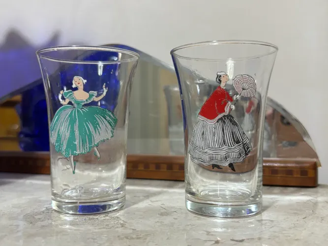 Par de copinhos de licor damas antigo