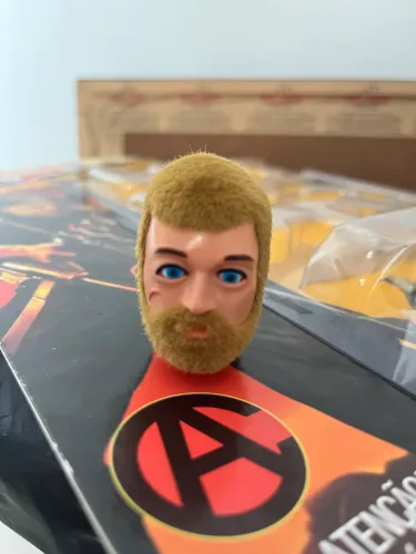 Cabeça boneco falcon olhos de águia loiro